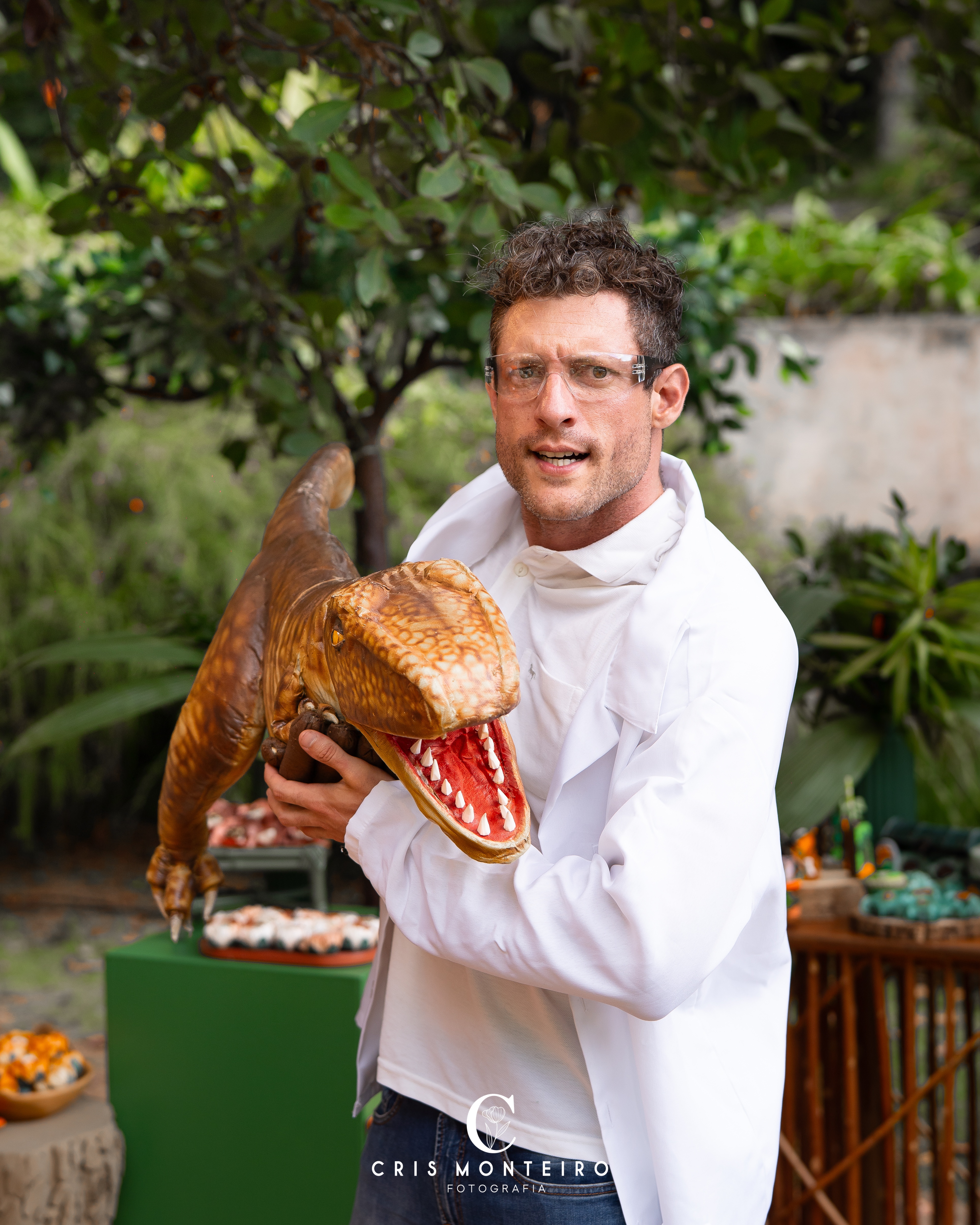 Cientista e Dino Baby